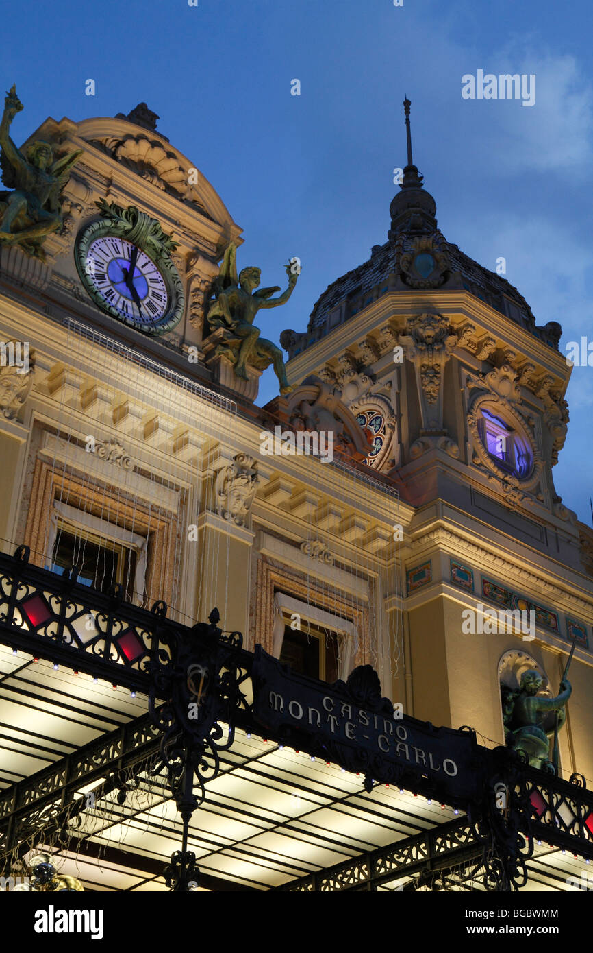 Uhr und der Turm über dem Eingang des Casino Monte Carlo, Fürstentum Monaco, Europa Stockfoto