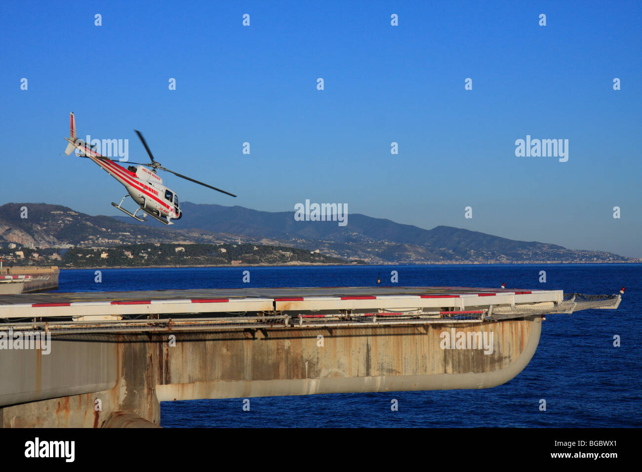 Starten Hubschrauber, Hubschrauber-Landeplatz Fontvieille, auf der Rückseite der Cap Martin, Monaco, Cote d ' Azur, Europe Stockfoto