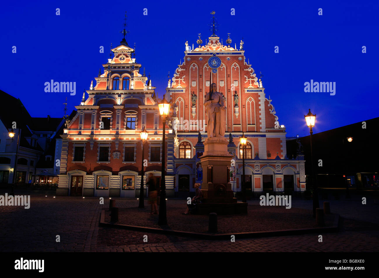 Statue des Heiligen Roland und die mittelalterliche Haus der Mitesser bei Dämmerung in Riga, Lettland Stockfoto