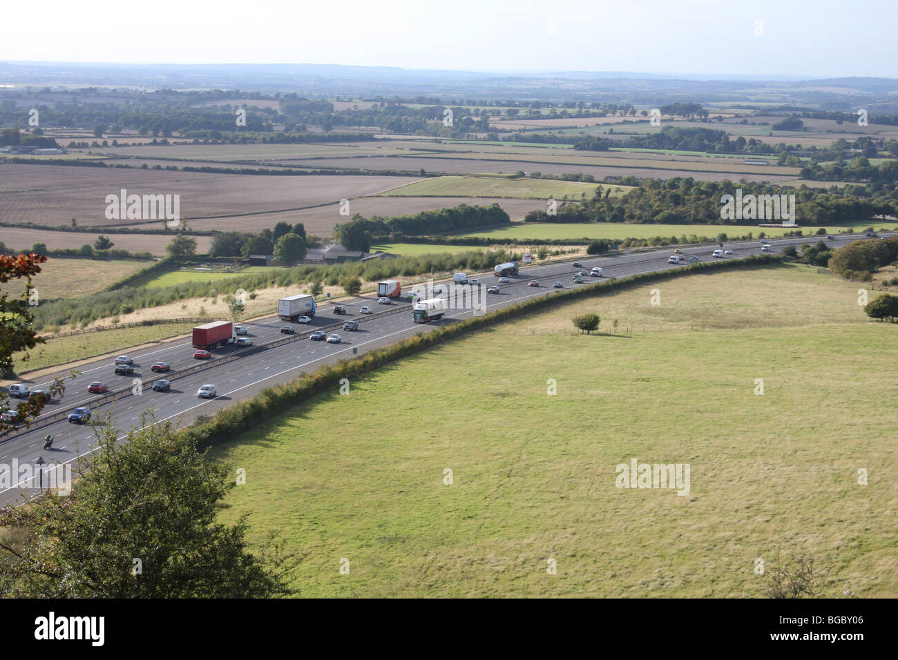 Die Ansicht der M40 in Oxfordshire UK aus den Chiltern Hills. Stockfoto