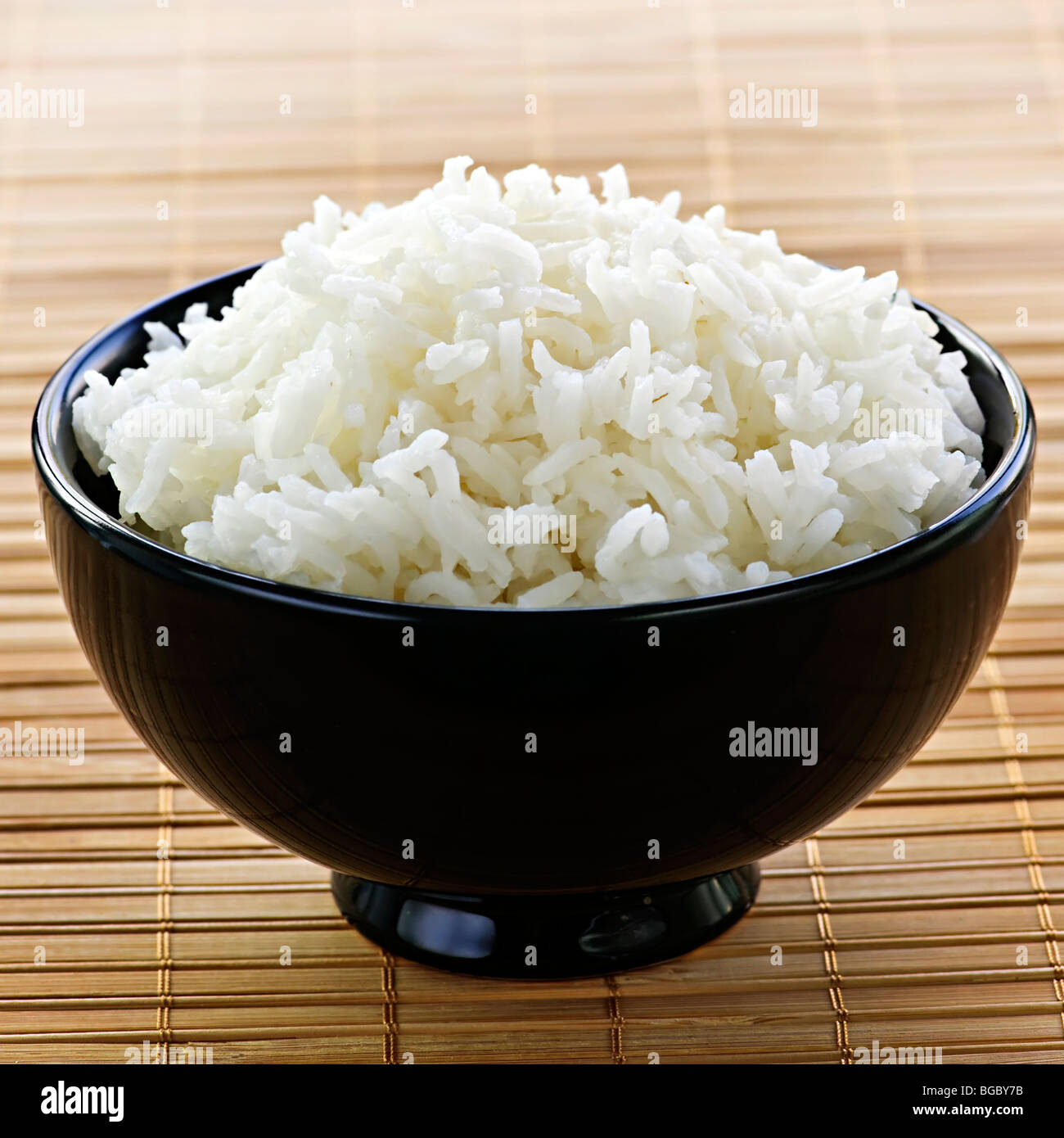 Weißer Reis in schwarz Runde Schüssel Stockfoto