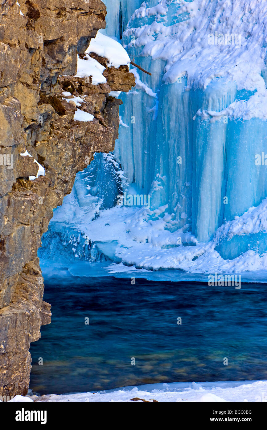 Eis-Formationen an der Basis der oberen Wasserfälle entlang des Baches Johnston im Winter, Johnston Canyon, Banff Nationalpark, Cana Stockfoto