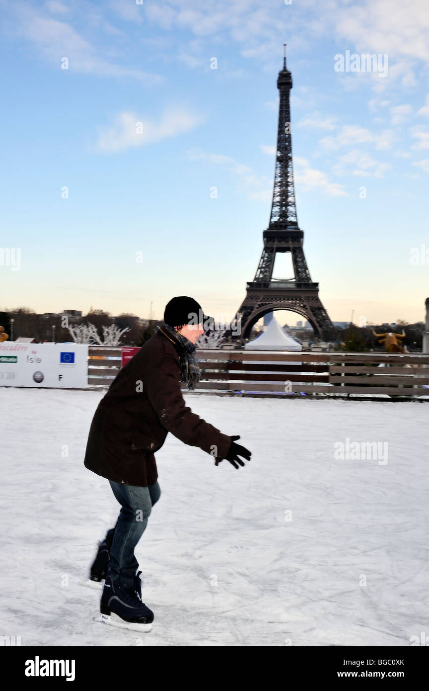 Paris, Frankreich, männlicher Teenager, 'Jardin de Trocadero', Eiskunstlauf Eiffelturm, WINTERSZENE, Eisbahn Stockfoto