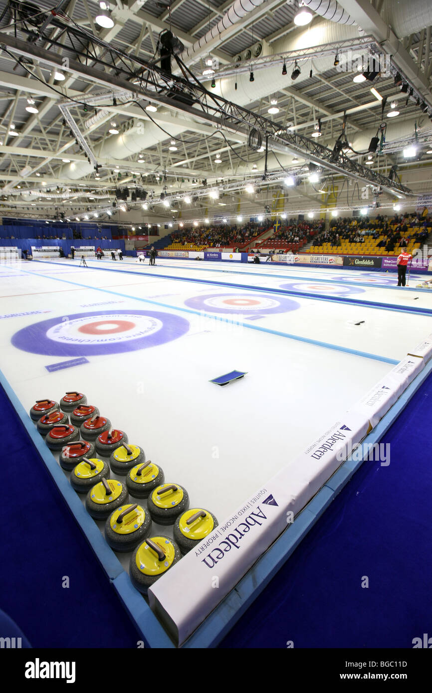 Der Linx-Eisarena in Aberdeen, Schottland, UK, eingerichtet für ein europäisches curling-Wettkampf auf dem Eis. Stockfoto