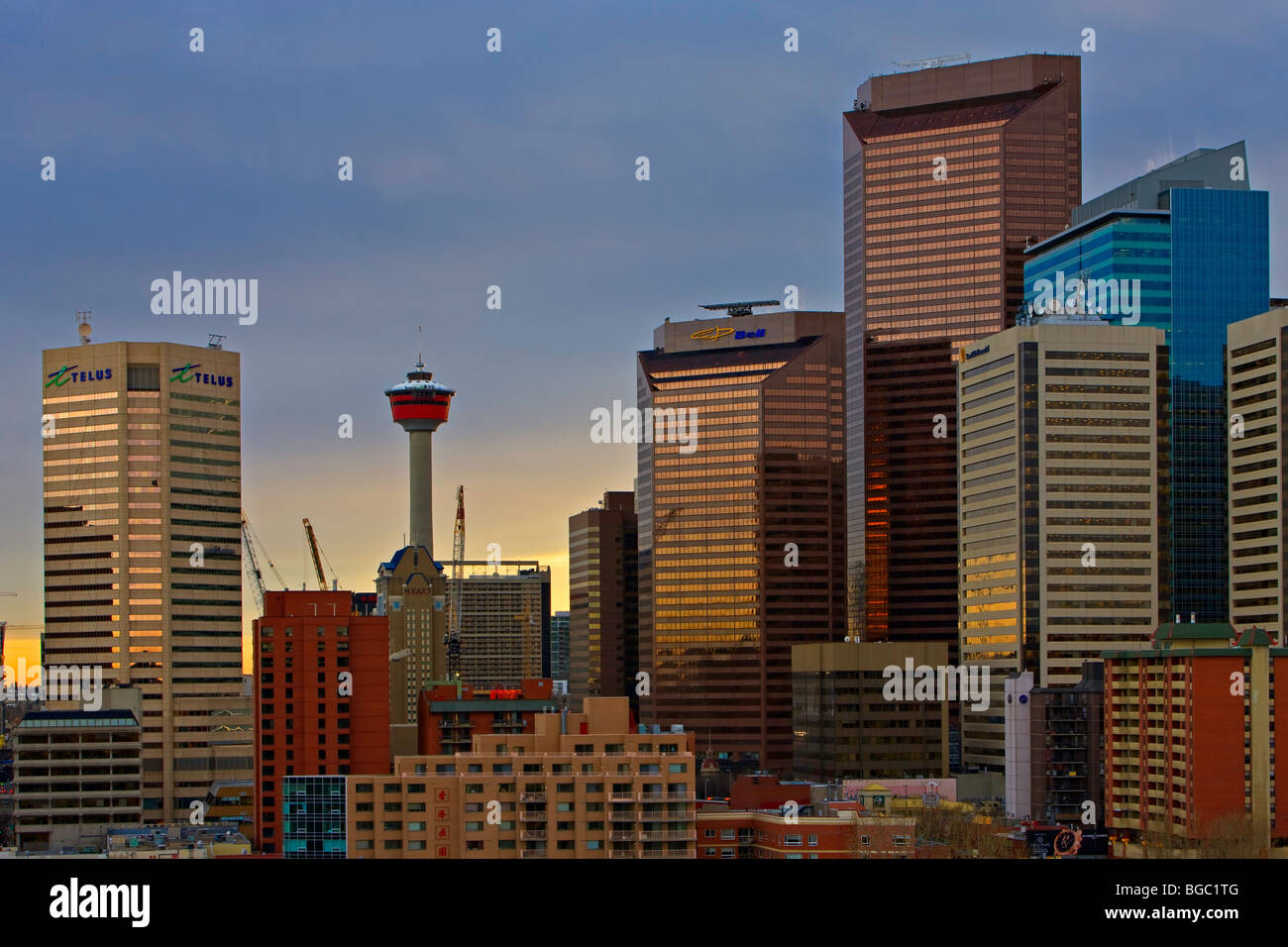 Calgary Tower und Hochhaus Gebäude in der Stadt von Calgary, Alberta, Kanada. Stockfoto