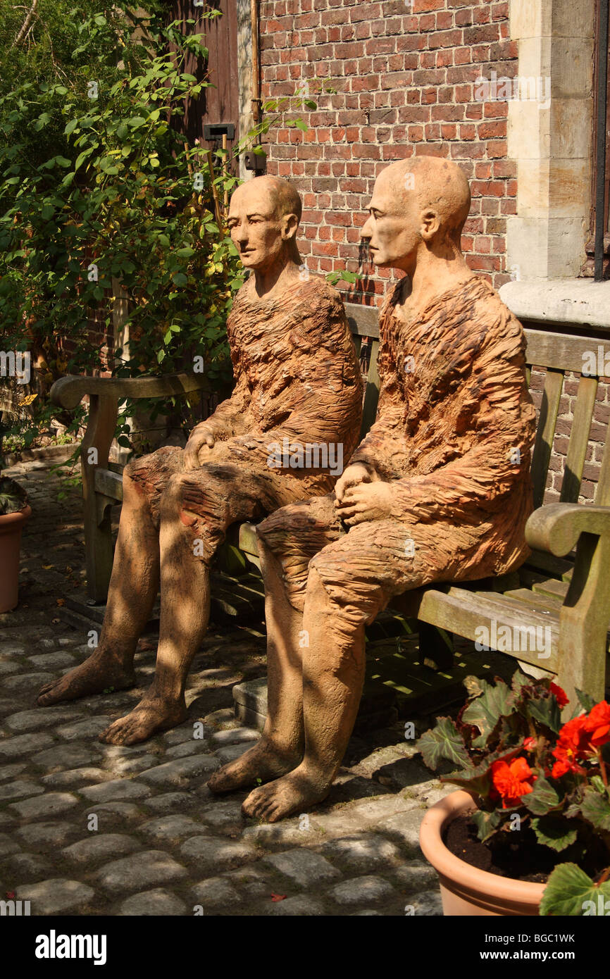 Bea Van Dorpe Männer Tonskulptur an der National Botanic Garden von Belgien bei Meise (bei Brüssel) in Flämisch-Brabant, Belgien. Stockfoto