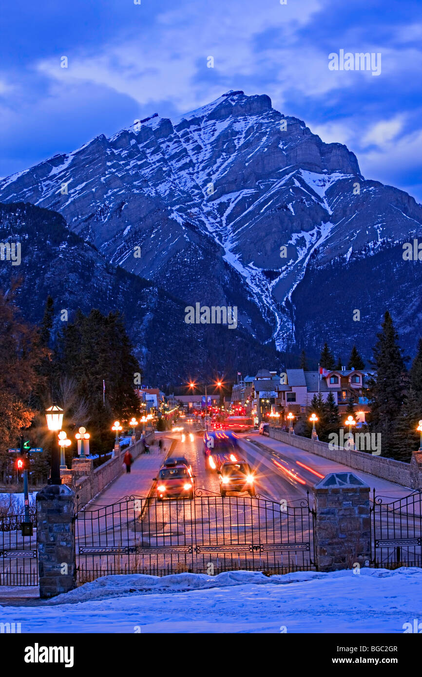 Banff Avenue bei Nacht mit Cascade Mountain (2998 m/9836 Fuß) im Hintergrund aus dem Gelände des Parks Ca Stockfoto