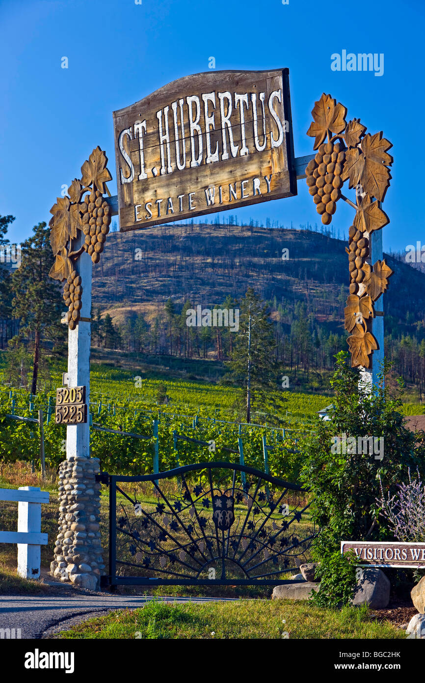 Dekorative Eingangstor des St. Hubertus Estate Winery in Kelowna, Okanagan, British Columbia, Kanada. Stockfoto