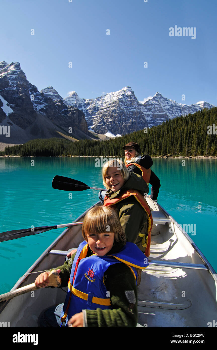Frau und Kinder in einem Kanu, Moraine Lake, Banff Nationalpark, Alberta, Kanada Stockfoto