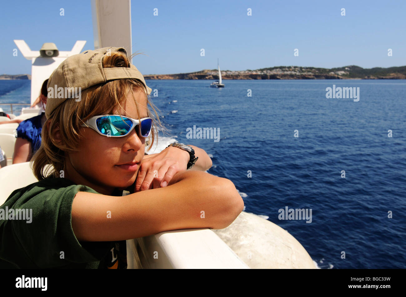 Junge auf einem Ausflugsboot, Ibiza, Kiefer-Inseln, Balearen, Spanien, Europa Stockfoto