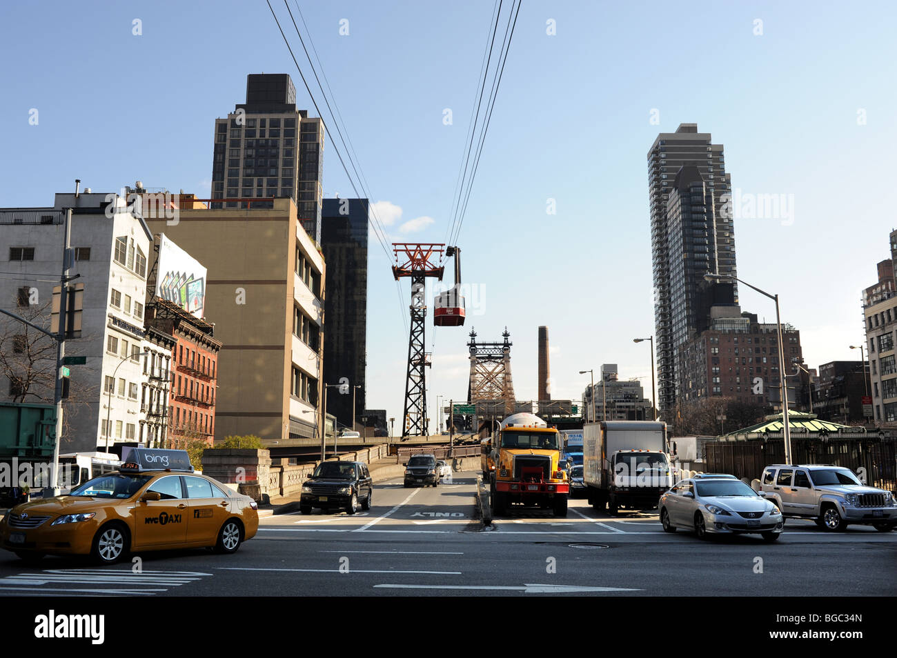 Der Verkehr kommt von der Queensborough Bridge Manhattan New York USA - Stockfoto