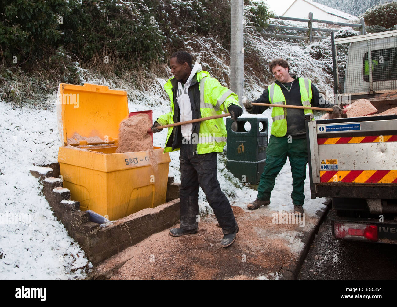 Des Rates Arbeiter füllen Salz bin vom LKW mit Sand und Salz für Straßen im Dorf Wales UK Stockfoto