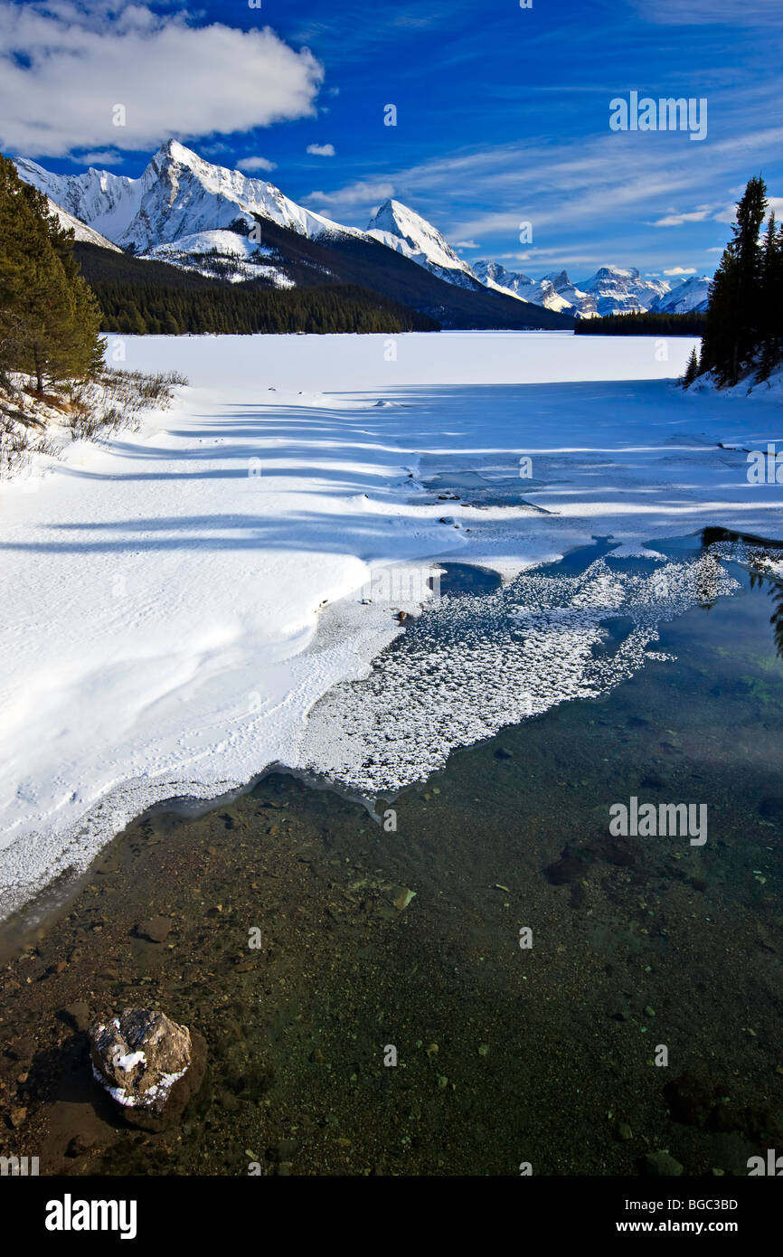 Teilweise gefrorenen Maligne River im Winter als es entzieht Maligne-See, mit Blick auf Leah Peak (2810 m/9220 Gebühr Stockfoto