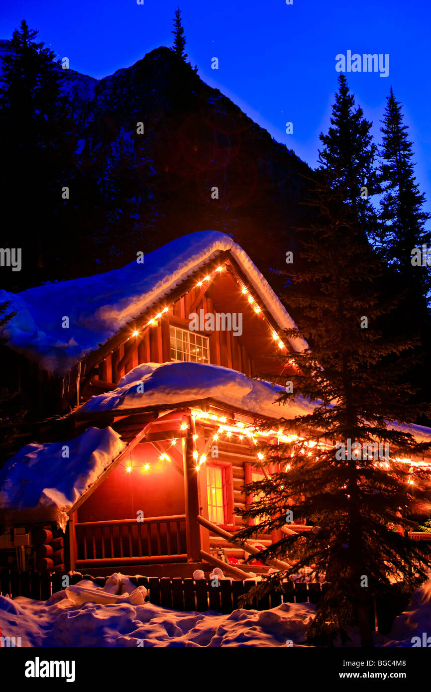 Blockhaus mit Schnee am Ufer des Lake Louise, Banff Nationalpark, kanadischen Rocky Mountains, Alberta, Kanada bedeckt. Banff Stockfoto