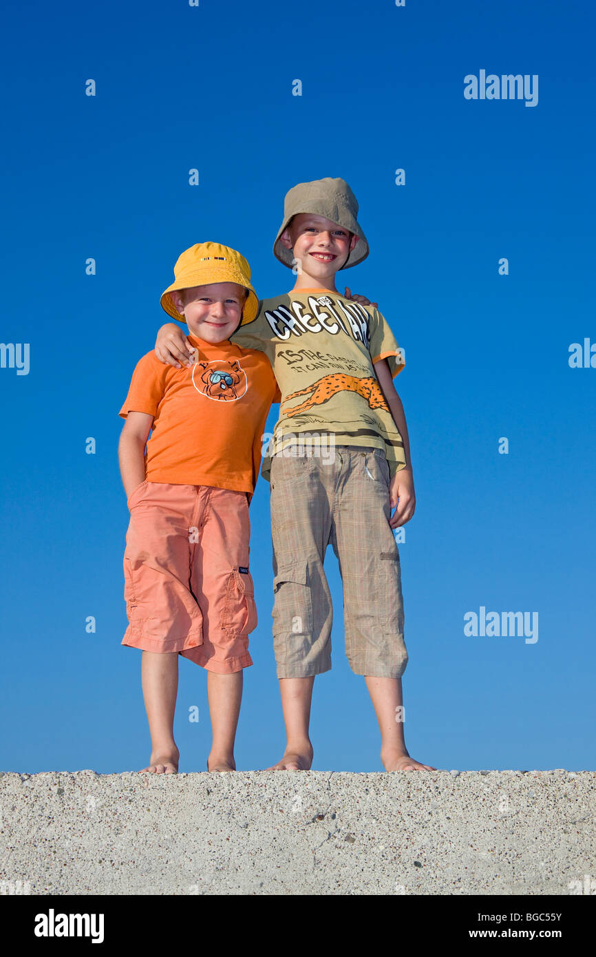 Zwei Söhne, Brüder, 6 und 7 Jahren, mit Sonnenhüte Stockfoto