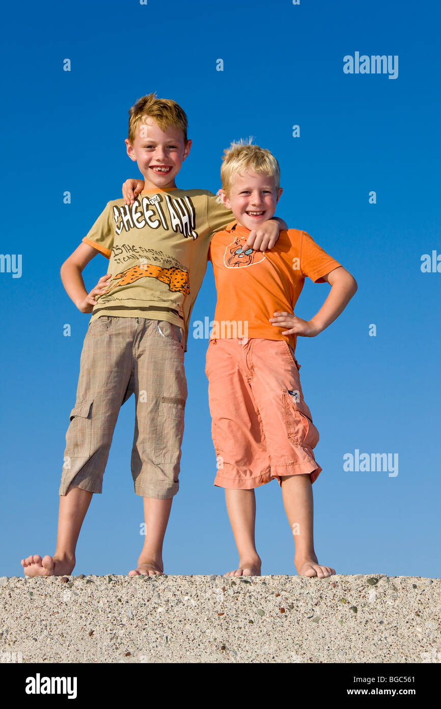 Zwei Söhne, Brüder, arm in Arm 6 und 7 Jahren, Stockfoto