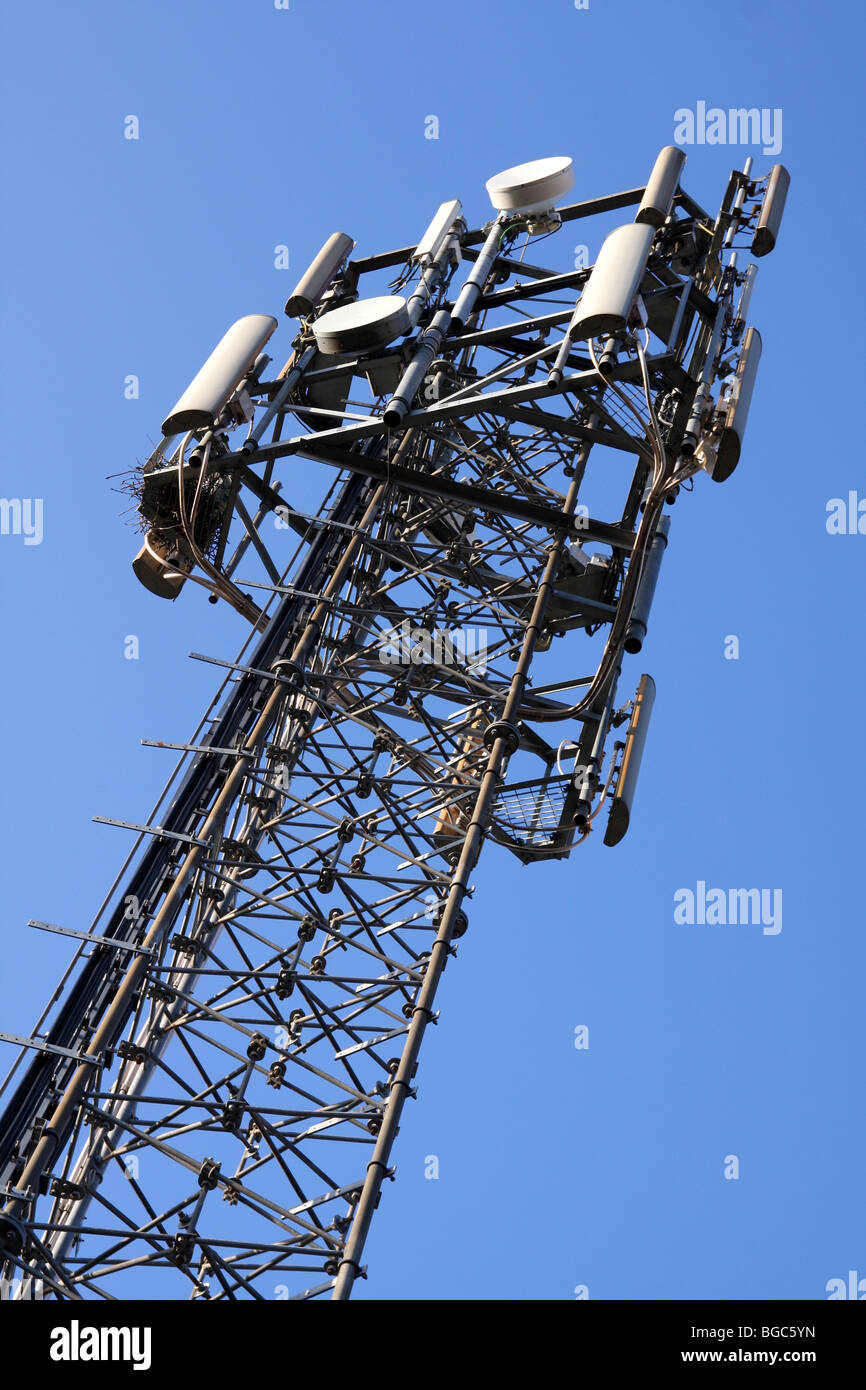 Handy-Mast oder Base Station, die zunehmende Co-Location mehrere Mobilfunkbetreiber und daher mehrere Basis Stationen Stockfoto
