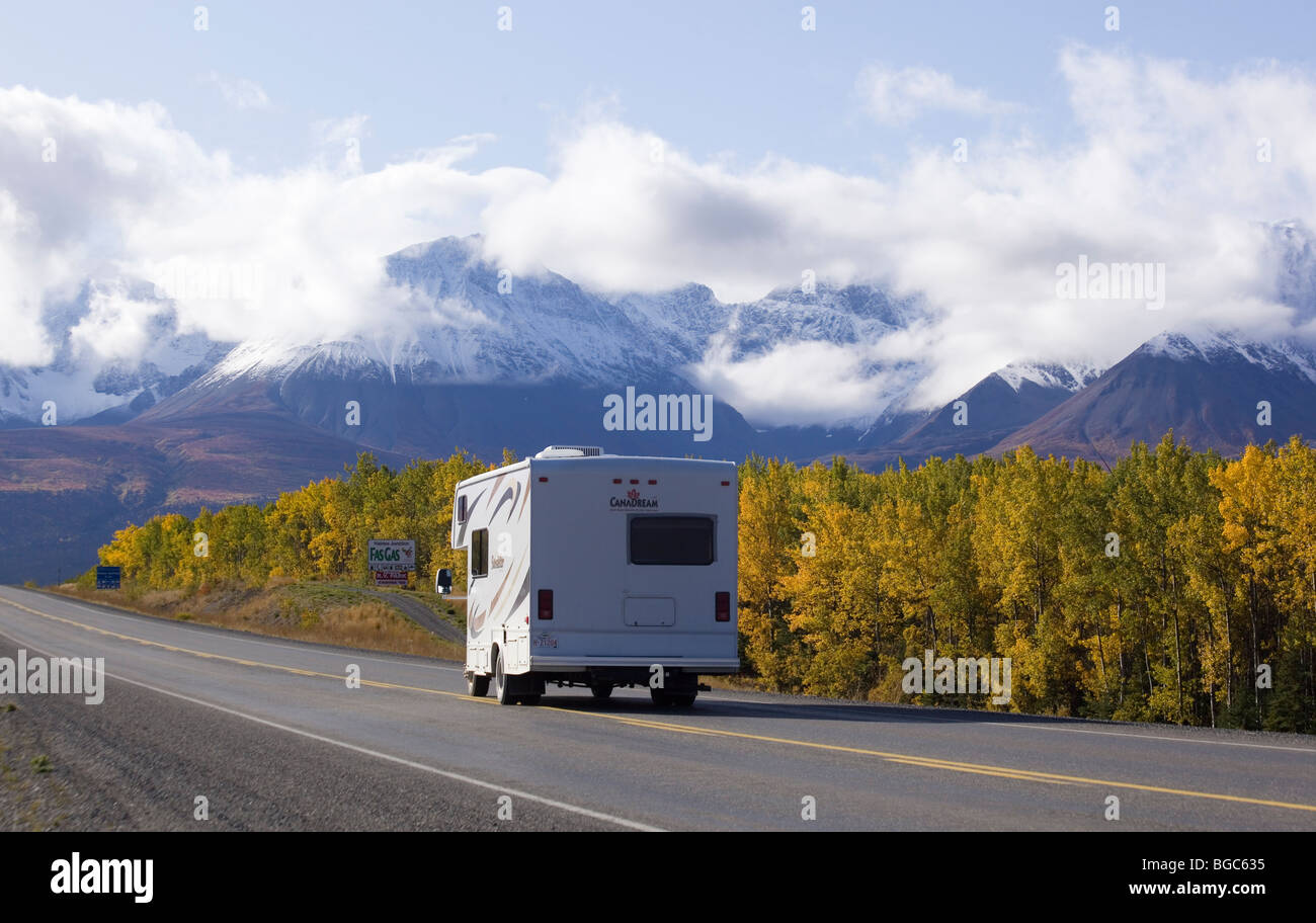 Freizeitfahrzeug, RV, fahren am Alaska Highway, Indian Summer, verlässt in Herbstfarben, St. Elias Mountains hinter Klua Stockfoto