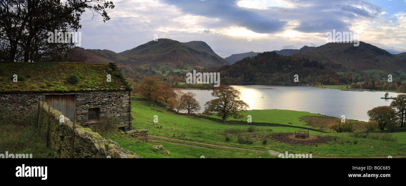 Lake Ullswater, Scheune und Felder blicken über den See Richtung Glenridding am Südende des Sees. Englischen Lake District, Großbritannien Stockfoto