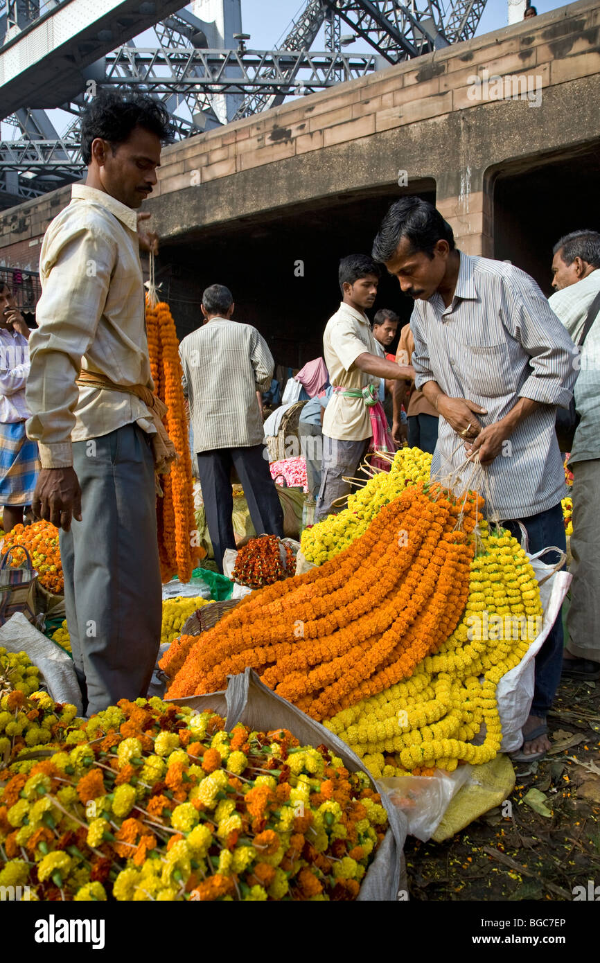 Blumenmarkt. Unter Howrah Brücke. Kalkutta (Kolkata). Indien Stockfoto