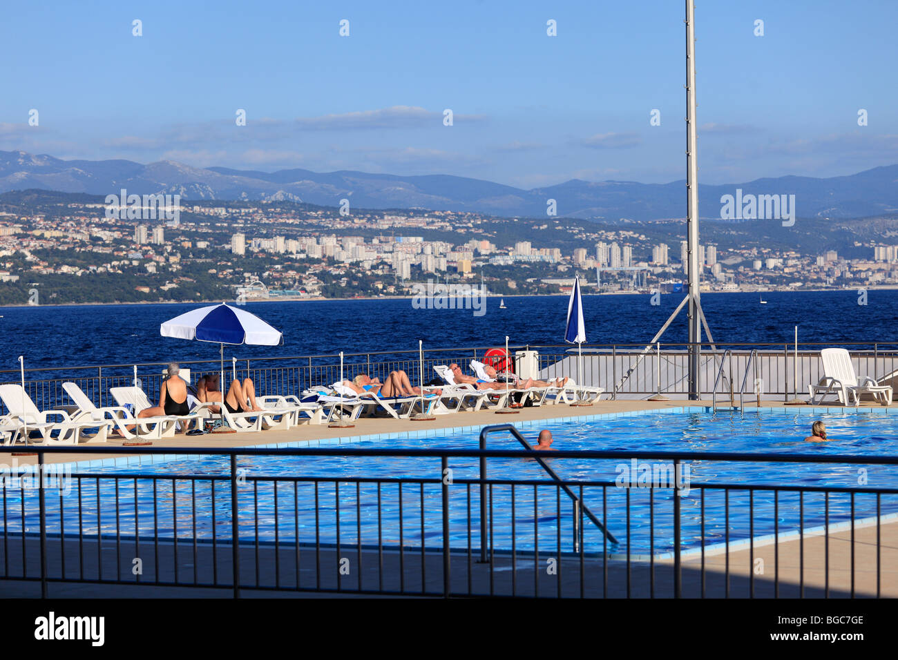 Swimming Pool in Opatija vor der Stadt Rijeka mit den Gorski Kotar Bergen in der Ferne, Istrien, Kroatien, Europa Stockfoto