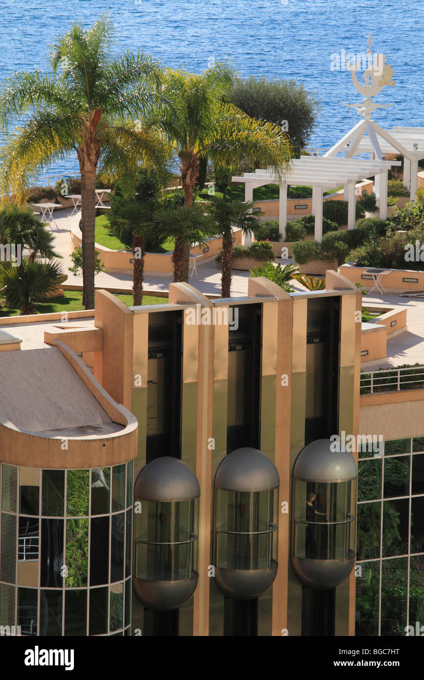 Dachgarten mit Palmen Bäume und Aufzügen, Hotel Le Meridien Beach Plaza, Le Larvotto, Monaco, Cote d ' Azur, Europa Stockfoto