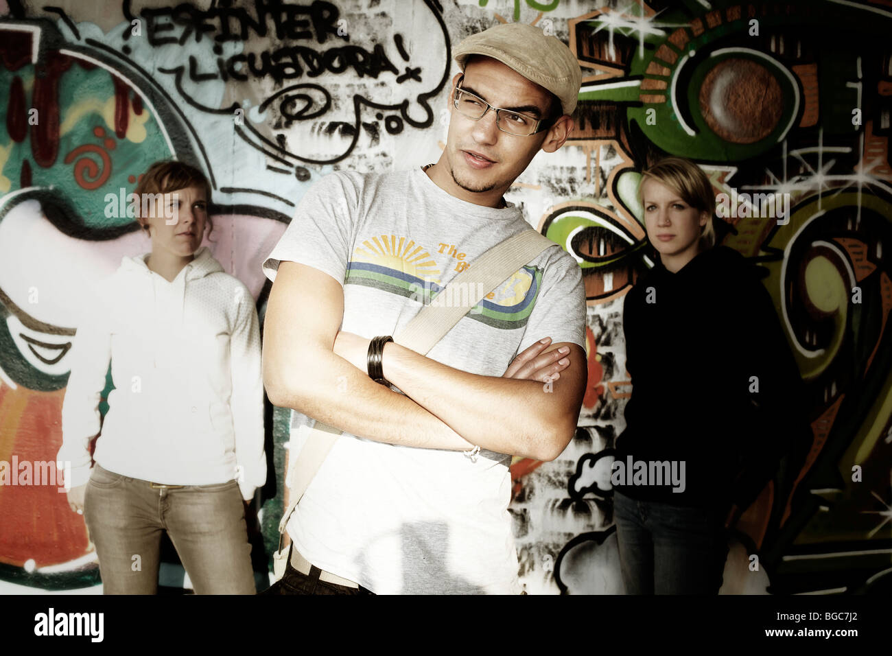 Drei Jugendliche vor einer Graffitiwand, Jugend, Gruppe, cool Stockfoto