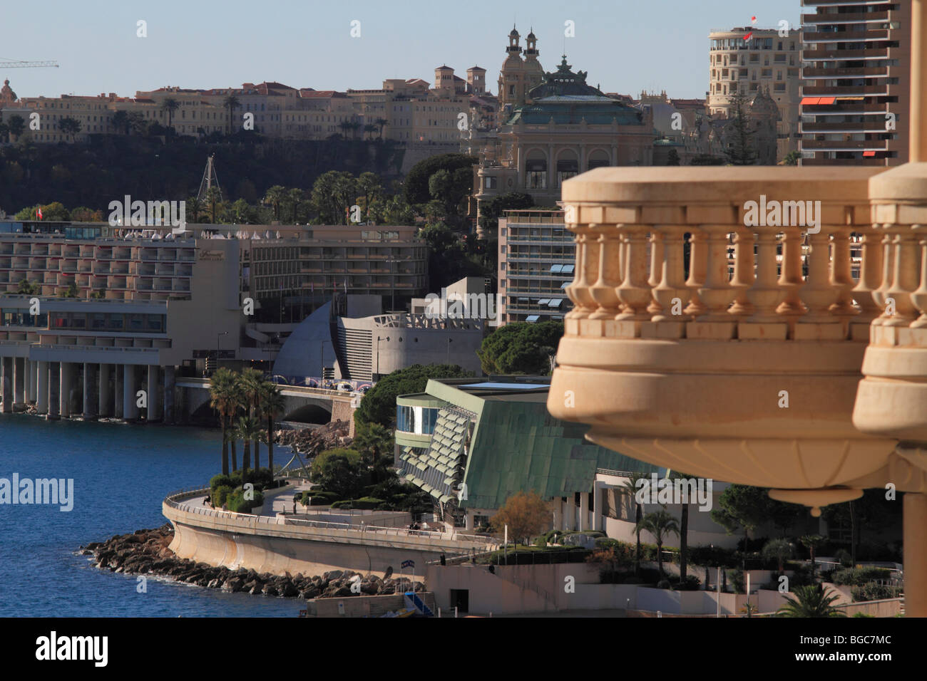 Blick von der Boulevard d ' Italie auf die alte Stadt von Monaco mit dem Dom, auf der rechten Seite das Casino verlassen das Fairmont Hotel Stockfoto