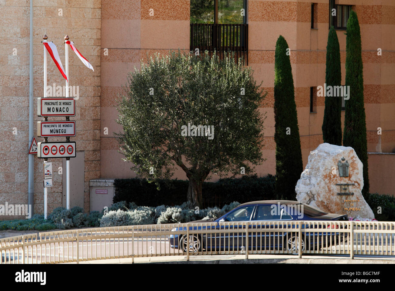 Grenze zwischen Frankreich und Monaco, Roquebrune Cap Martin, monegassischen Nationalflaggen, Mercedes Limousine, Fassade eines Hochhauses am Stockfoto