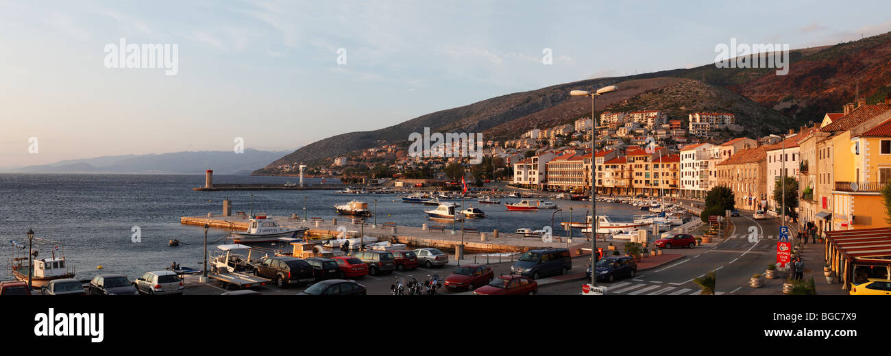 Hafen und Küstenstraße in Senj, Adria, Kroatien, Europa Stockfoto