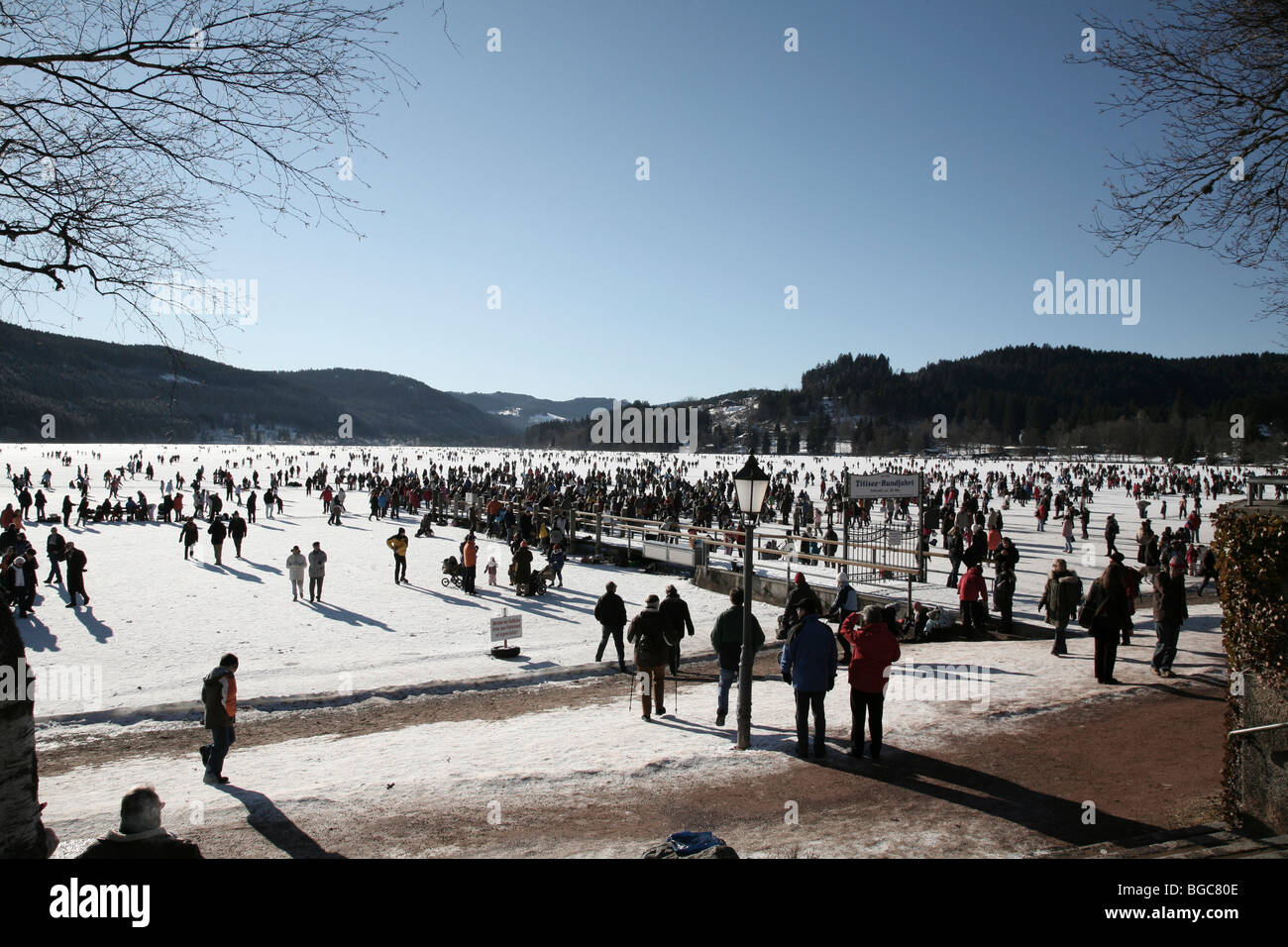 Menschenmassen auf dem zugefrorenen Titisee-See im Schwarzwald, Baden-Württemberg, Deutschland, Europa Stockfoto