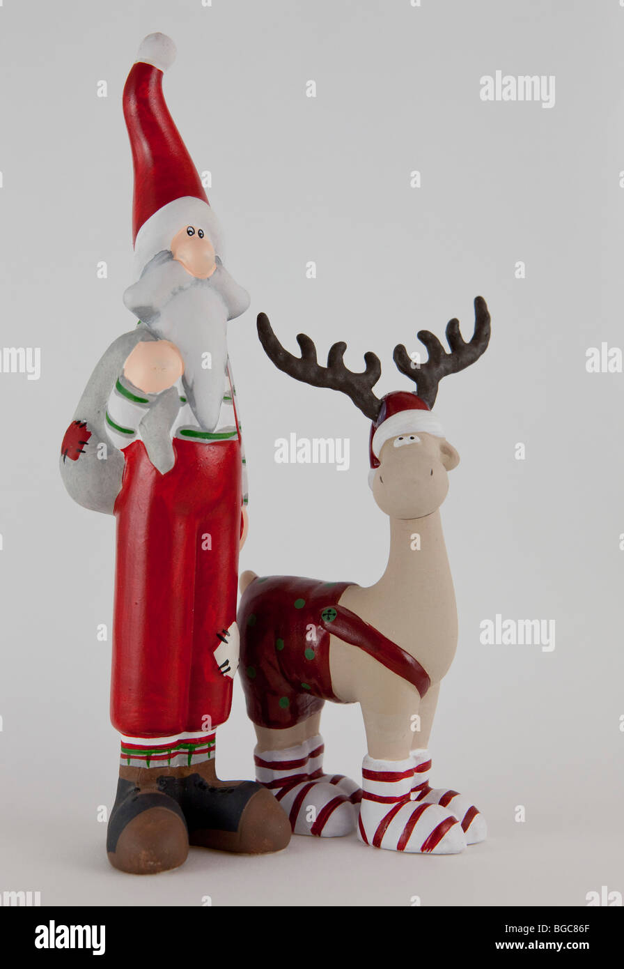 Weihnachtsmann und Rentier, Keramikfiguren Stockfoto