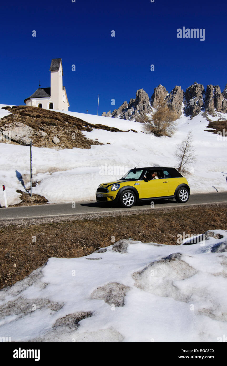 Mini Cooper am Grödner Joch, Alpine übergeben, Südtirol, Italien, Europa Stockfoto