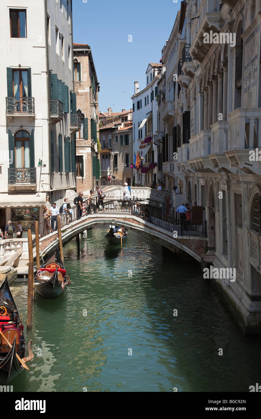 Ein Kanal von Venedig mit Gondeln. Stockfoto