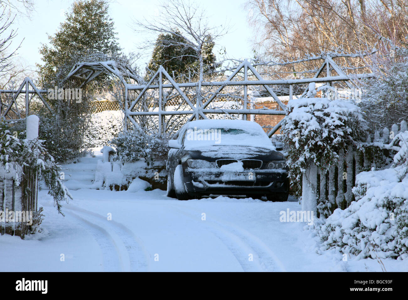 Schneebedeckte Auto auf Einfahrt in Cambridgeshire Dorf Stockfoto