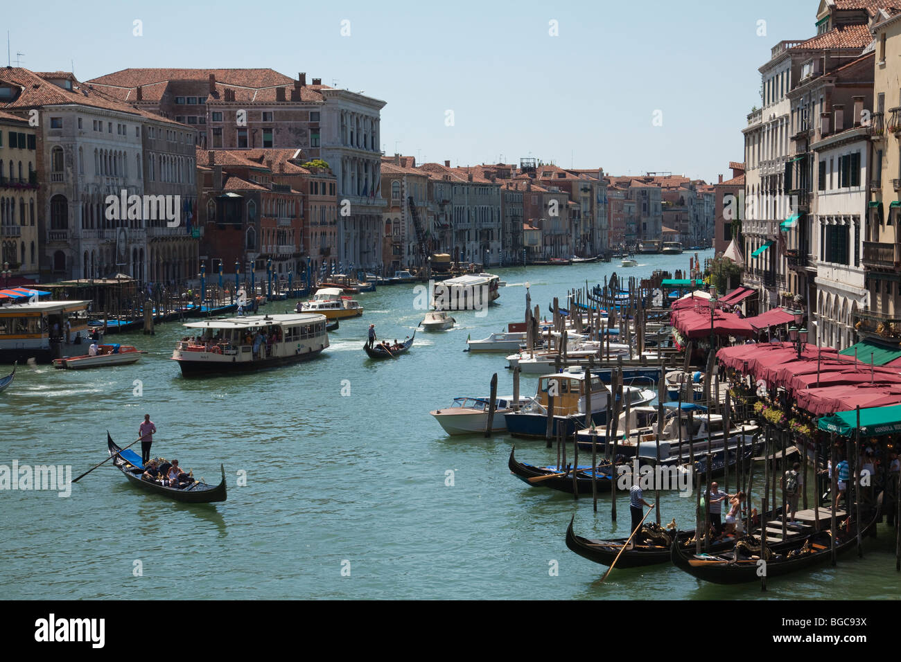 Ein Blick auf den Canal Grande, Venedig, Italien. Mit Gondeln, Wassertaxis und Alilaguna Tragflächenboote (mostoscafo) Stockfoto