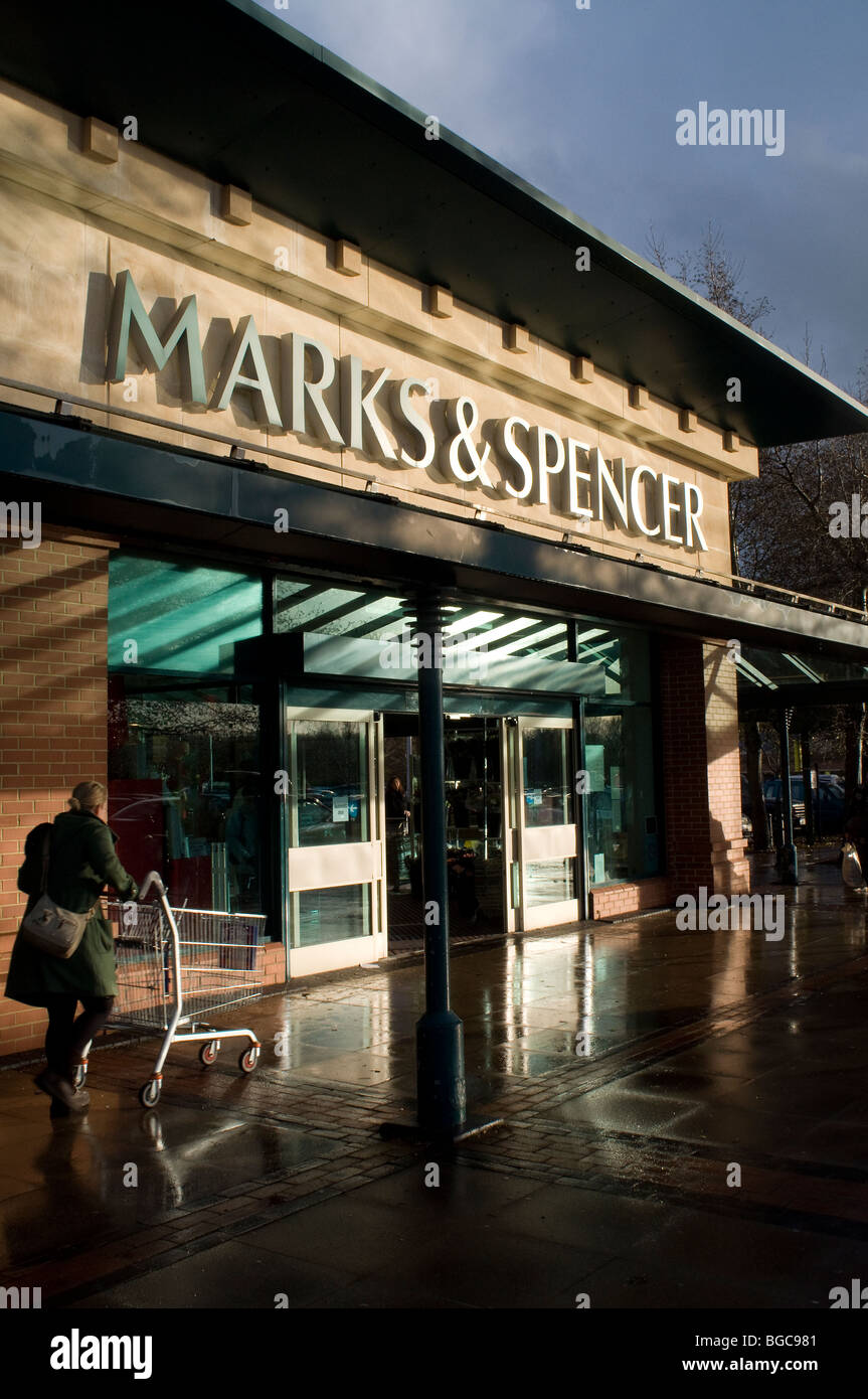 Fassade des Marks und Spencer und Gewitterwolken in Rezession times—U.K. Hautpstraße Leithammel Marks & Spencer Group, Verwitterung th Stockfoto
