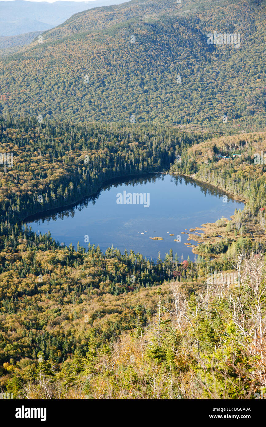 Franconia Notch State Park - Lonesome Lake aus Hi-Kanone Trail. Dieser Weg führt auf den Gipfel des Cannon Mountain in den White Mountains, New Hampshire USA Stockfoto