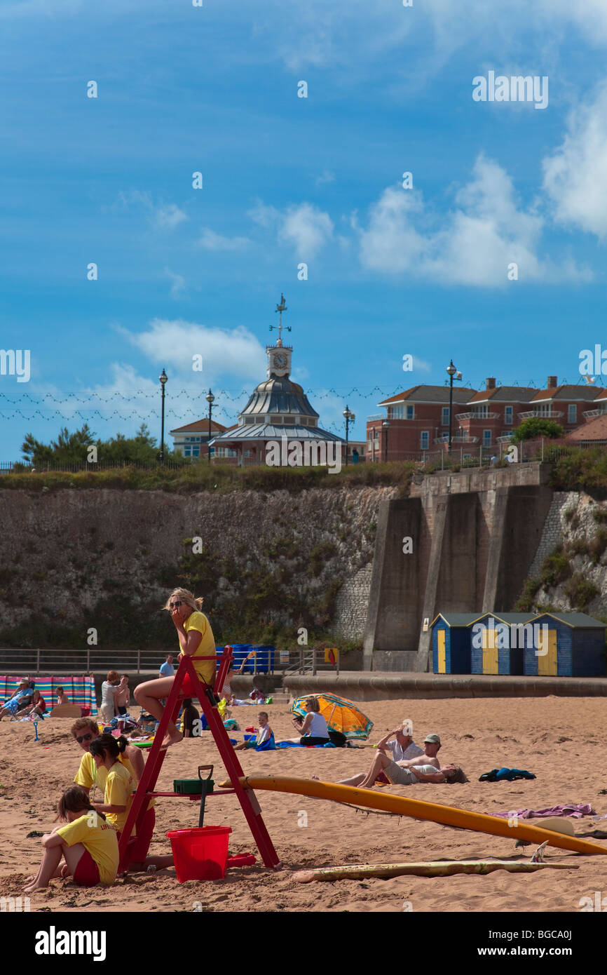 Broadstairs Strand, Kent, England. Rettungsschwimmer dabei die Aussicht an einem sonnigen Tag im Sommer. Stockfoto