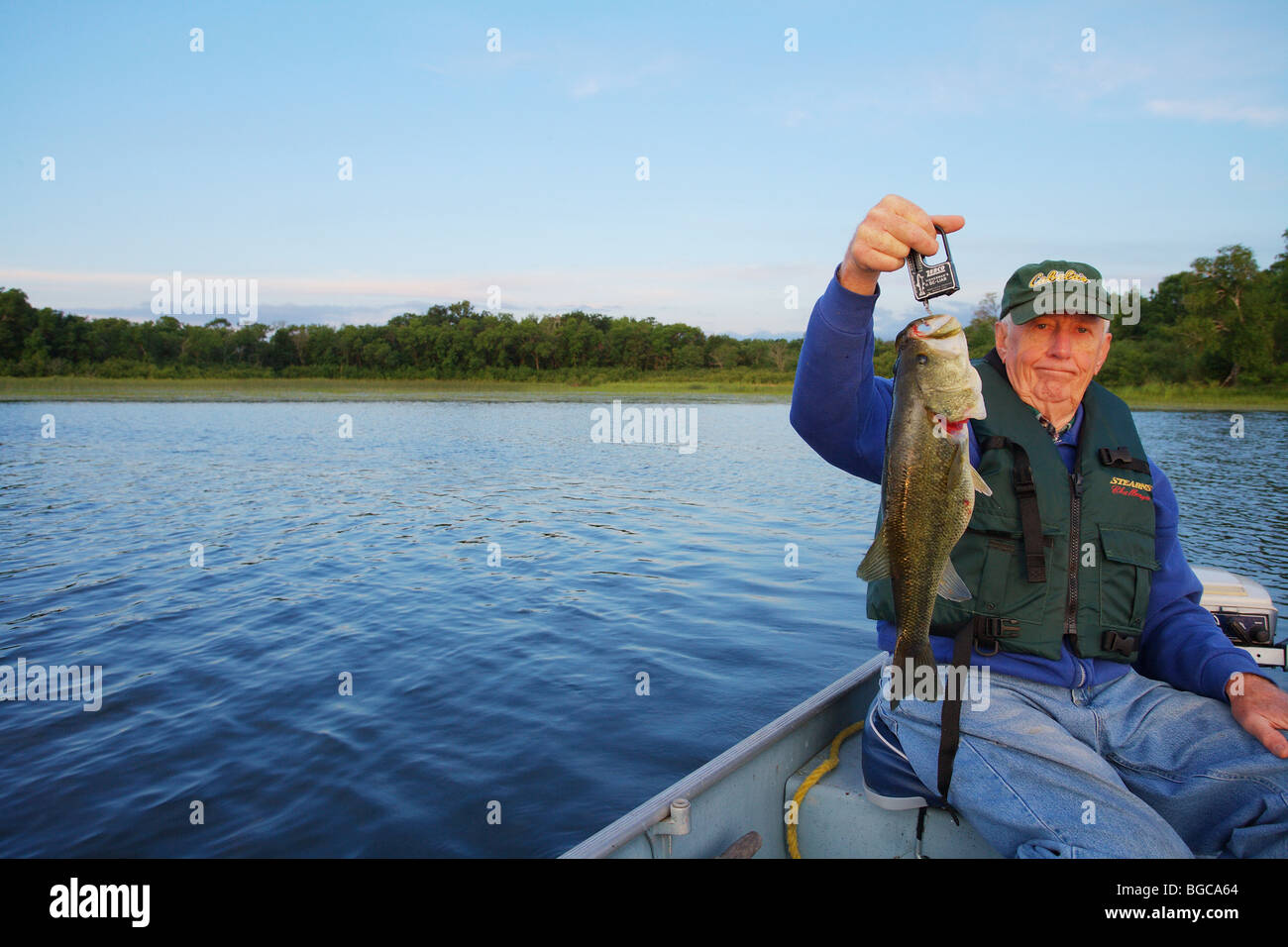 Fischer in Alumnacraft Bass Boot halten großer Mund bass Stockfoto