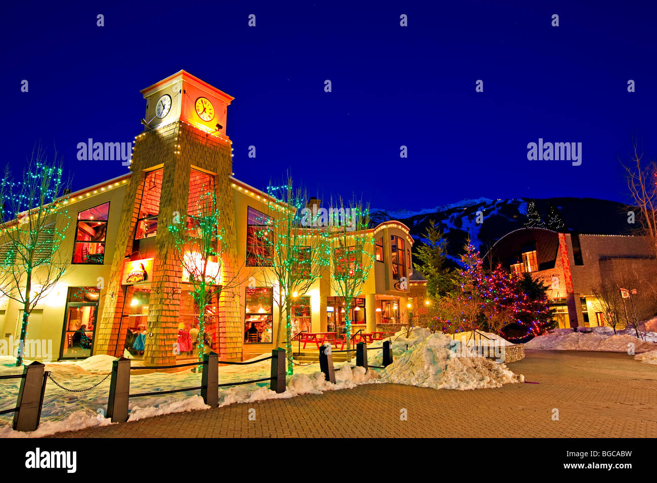 Mit dekorativen Leuchten nachts entlang Dorf schlendern, Pfeife beleuchtet das Sudhaus in Whistler Restaurant und Pub mit Bäumen Stockfoto