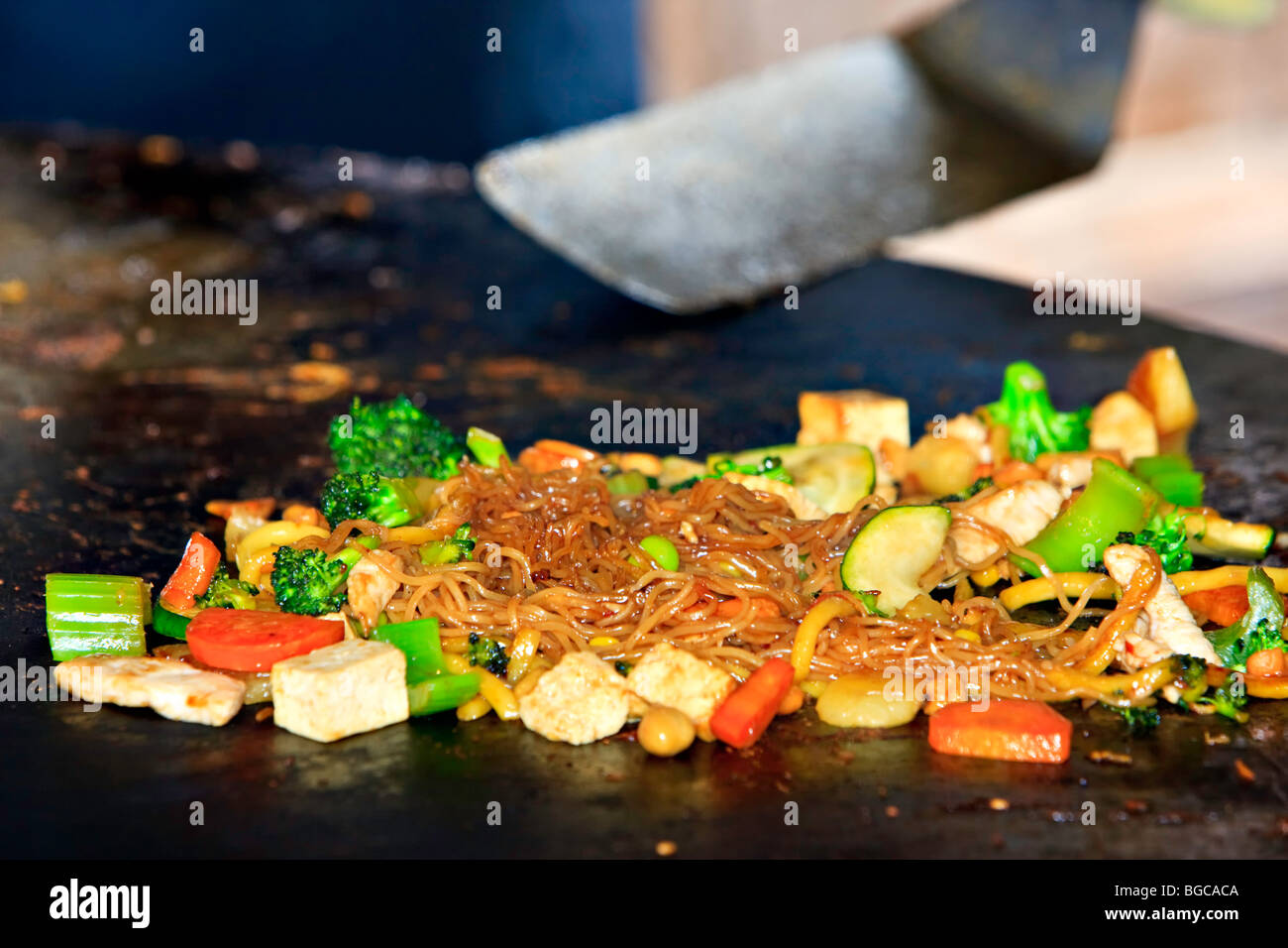 Zubereitung von Speisen im Mongolie World Famous hineinschütten Grillrestaurant in Whistler Village, British Columbia, Kanada. Immobilie R Stockfoto