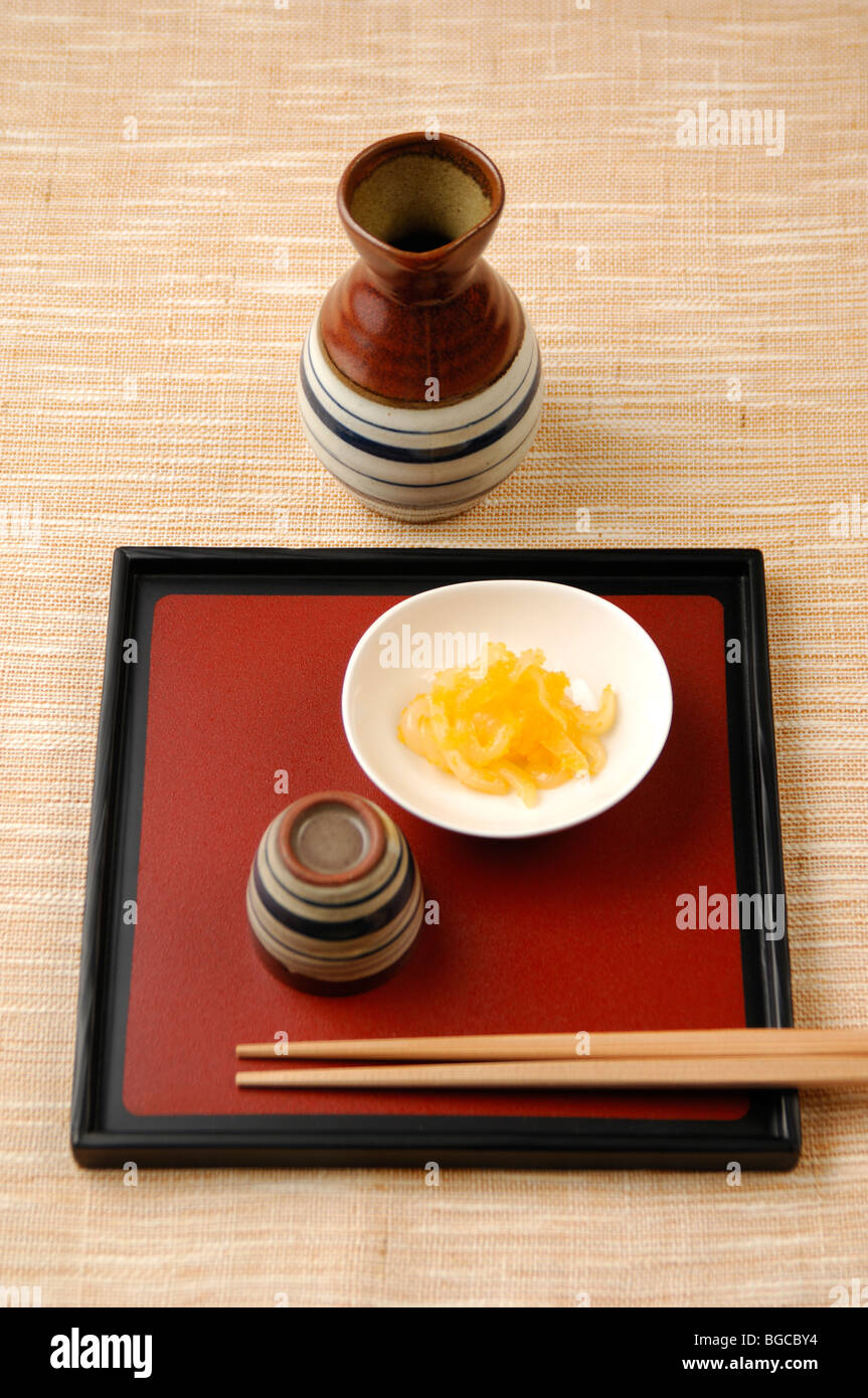 Sake und Tintenfisch mit harten Rogen Stockfoto