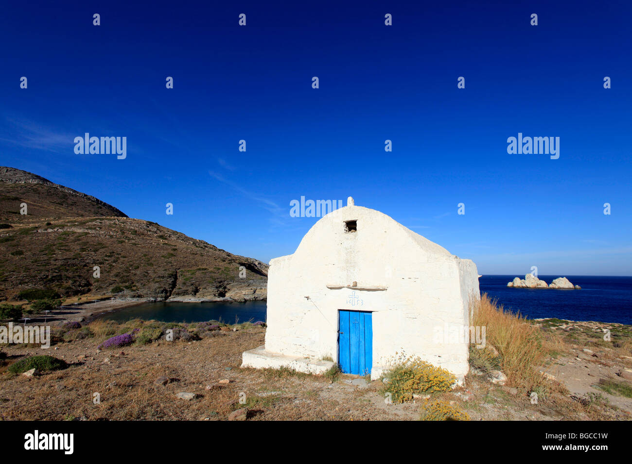 Griechenland-Kykladen-Sikinos ein Blick auf St. Georges Bay und Kapelle Stockfoto