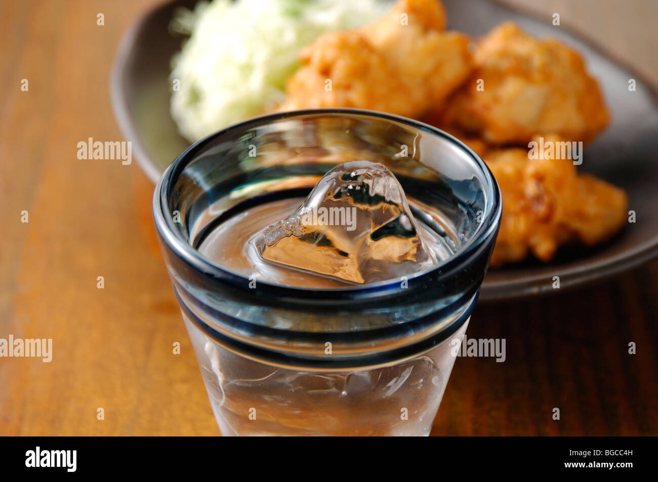 Shochu und Backhendl Stockfoto