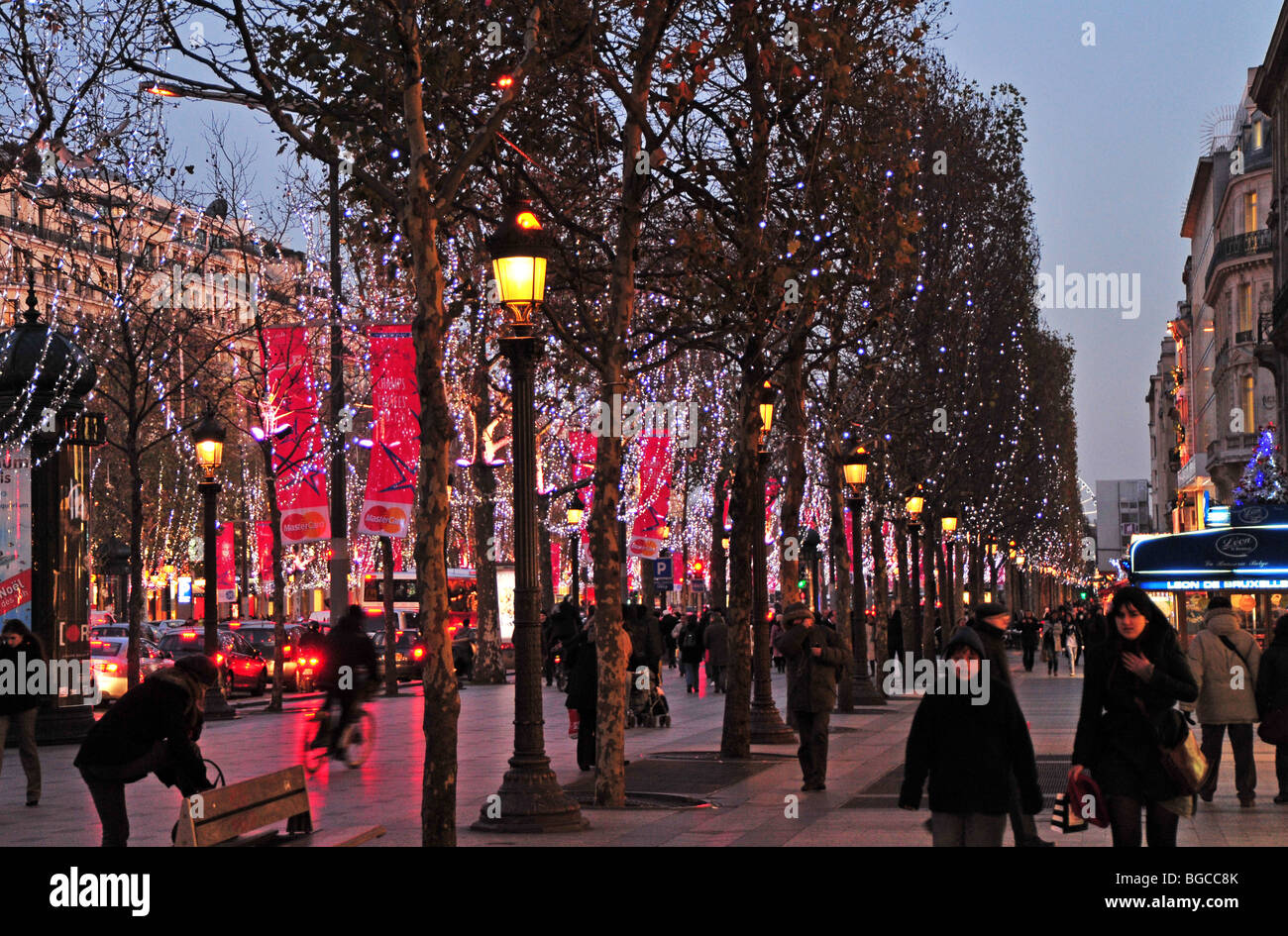 Menschen in Champs Elysees in der Weihnachtszeit Zeit paris Stockfoto