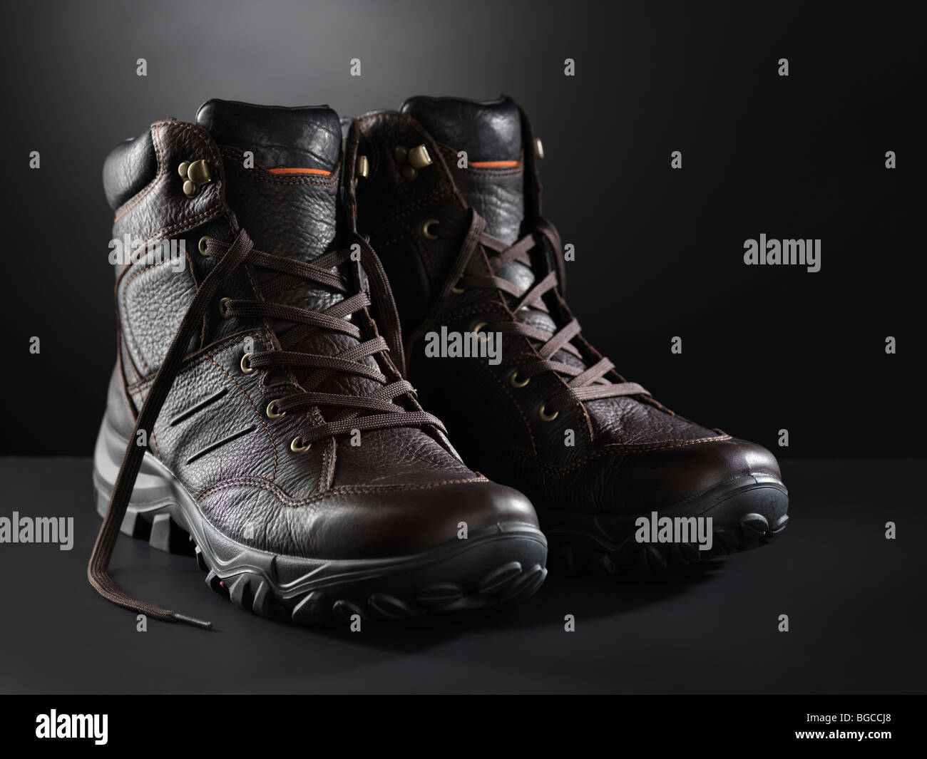 Winter-Lederstiefel isolierten auf schwarzen Hintergrund Stockfoto