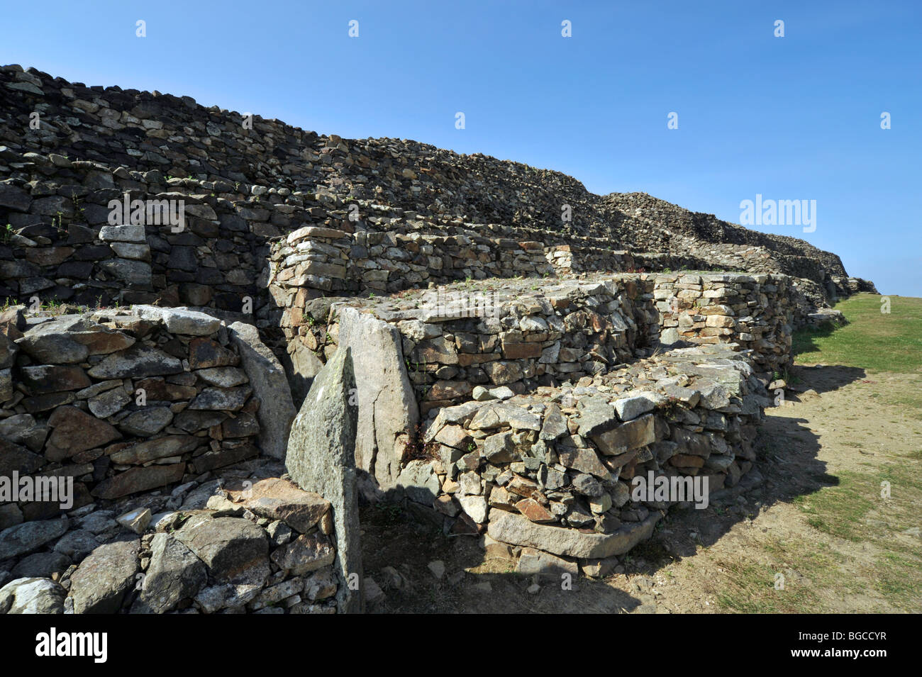 Der Cairn von Barnenez / Barnenez Tumulus / Mound, ein neolithischer Denkmal in der Nähe von Plouezoc'h, Finistère, Bretagne, Frankreich Stockfoto