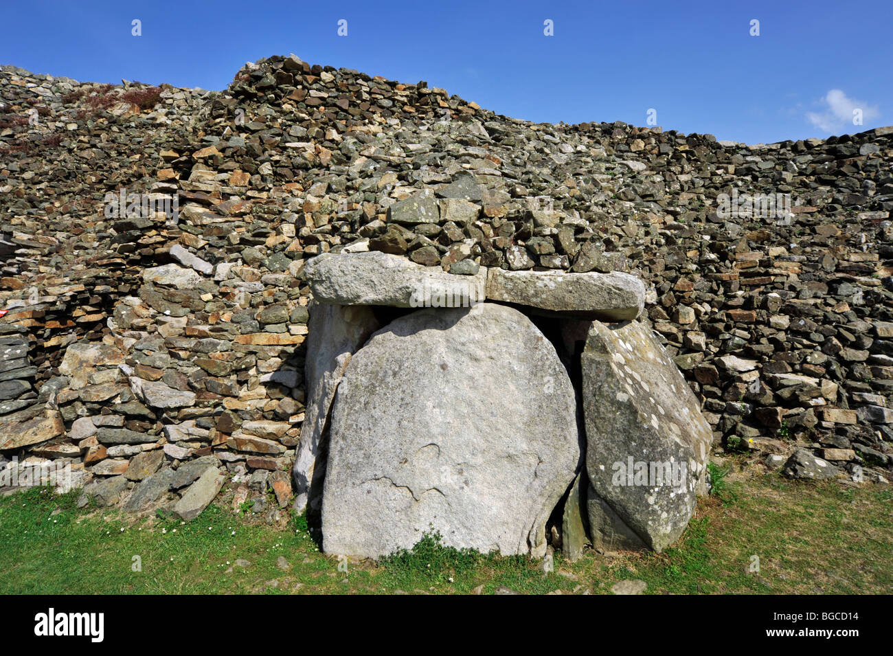 Cairn von Barnenez / Barnenez Tumulus / Mound, ein neolithischer Denkmal in der Nähe von Plouezoc'h, Finistère, Bretagne, Frankreich Stockfoto