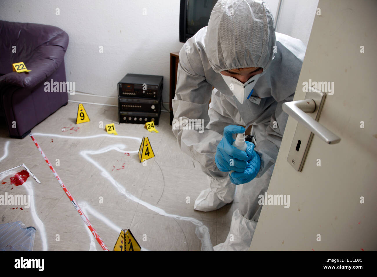 Den Tätern, forensische Personen am Tatort eines Mordes. Polizeiarbeit, Erhaltung der Beweise. Stockfoto